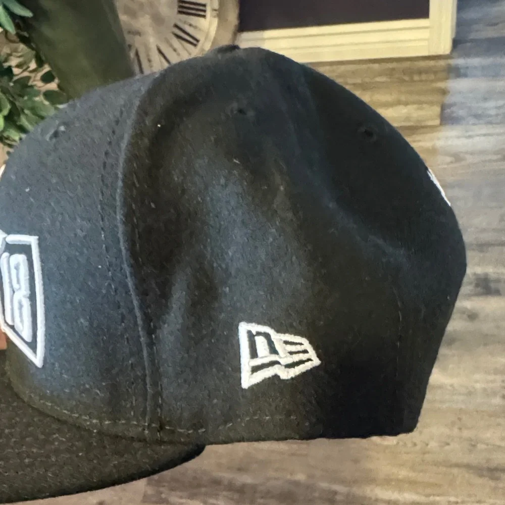 New Era Black and White LA 18 Hat - Picture 3 of 3
